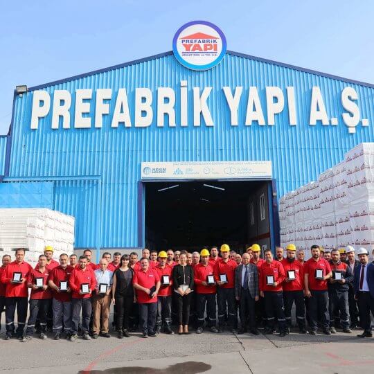 لقد حصل عمال شركة بري فابريك يابى المساهمة (Prefabrik Yapı) على جوائزهم